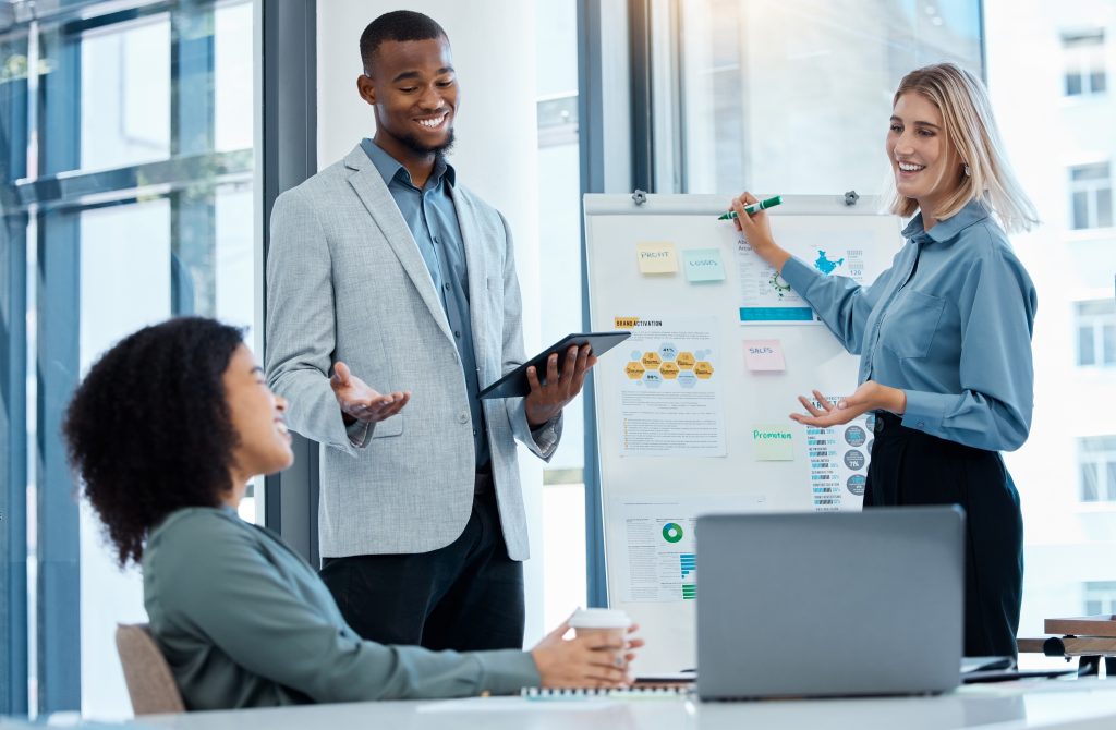 Présentation d'idée lors d'une réunion d'affaires, planification d'une stratégie créative en équipe en atelier et gestion du graphique en séminaire